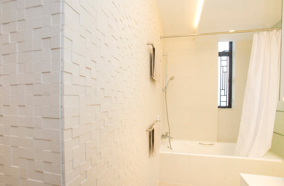 Jubin matte putih di dinding di bilik mandi