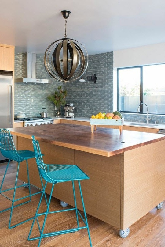 Zwei türkisfarbene Stühle in der modernen Küche