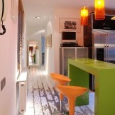 Perabot dapur yang terang di lorong