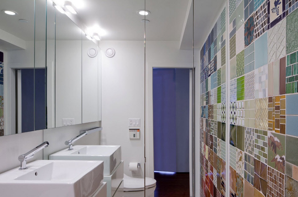 Dinding di dalam bilik mandi diperbuat daripada jubin berwarna-warni