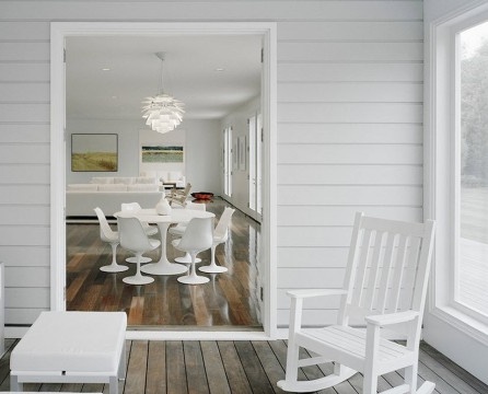 Dinding putih dan perabot di ruang makan dan ruang tamu