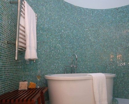 Dinding separuh bulatan di bilik mandi