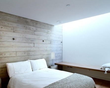Dinding kayu kelabu di dalam bilik tidur