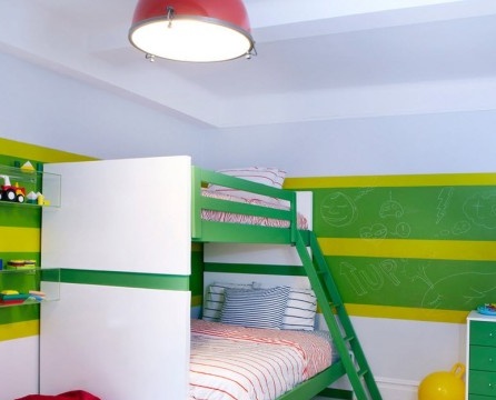 Etagenbett mit Treppe im Kinderzimmer