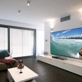 Riesiger Fernseher an der Wand
