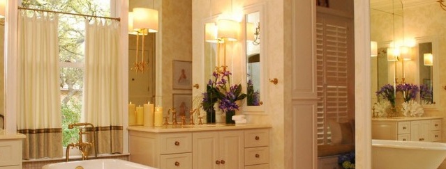 Langsir putih dengan sempadan beige di bilik mandi