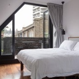 Kawasan tidur selesa dengan tingkap