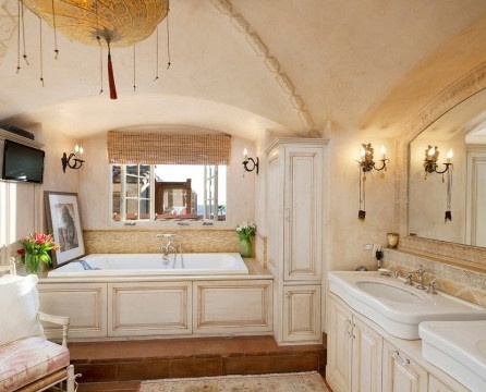 Warna bata bergaya Mediterranean untuk bilik mandi