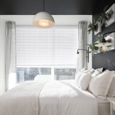 Weißes Bett und graue Wände