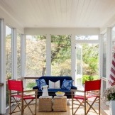 Rote Stühle auf der Veranda