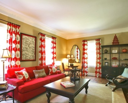 Vorhänge mit runden Mustern und einem roten Sofa.