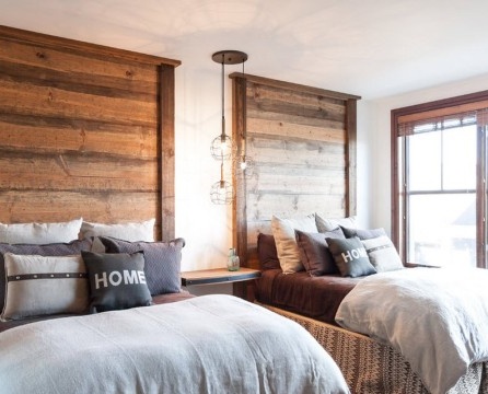 Zwei Betten mit Holzkopfteilen