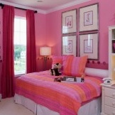 Dinding merah jambu yang terang dan siling putih