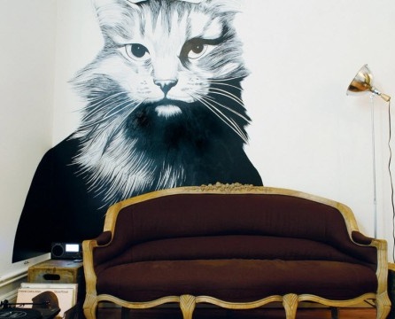 Cat di mural di ruang tamu