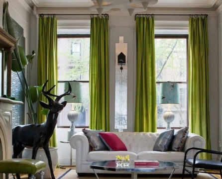 Geräumiges Wohnzimmer mit grünen Vorhängen