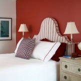 Rote Wand am Kopfende des Bettes