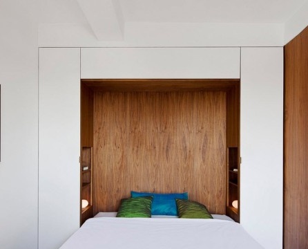 Ciri utama bilik tidur ialah katil, yang dibina ke dalam dinding