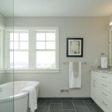 Die Kombination von Weiß und Grau im Badezimmer