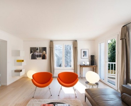 Zwei orangefarbene Sessel in der Halle