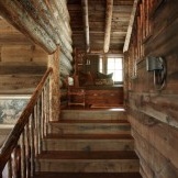Holztreppe in der Farbe der Wände