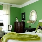 Warna hijau di pedalaman bilik tidur