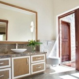 Bilik mandi yang terang dalam gaya oriental