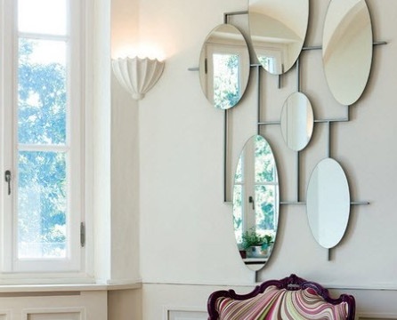 Mehrere ovale Spiegel an der Wand