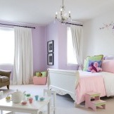 Die Kombination von Pastellfarben in einem weißen Kinderzimmer