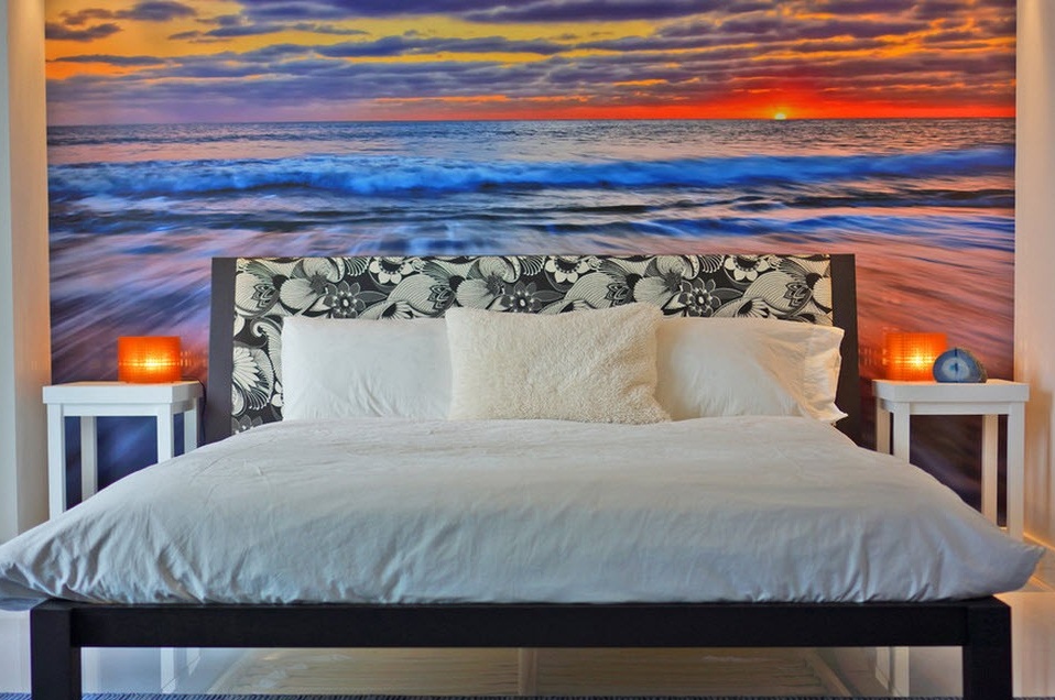 Matahari terbenam dan laut di dalam bilik tidur