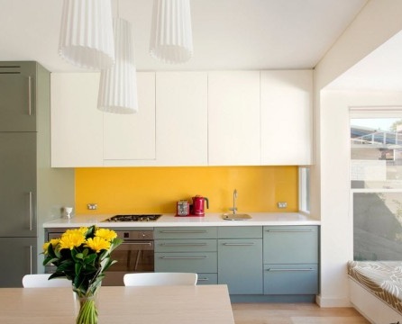 Gelbe Farbe im Inneren der Küche