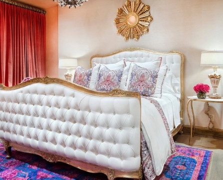 Weißes Bett im marokkanischen Schlafzimmer