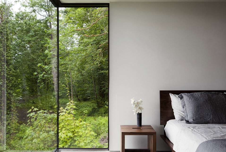 Panoramafenster im Design des Schlafzimmers