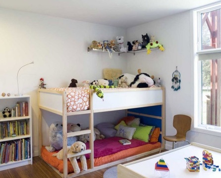 Mainan di atas katil dua tingkat