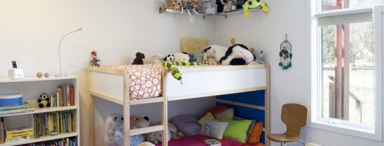 Mainan di atas katil dua tingkat