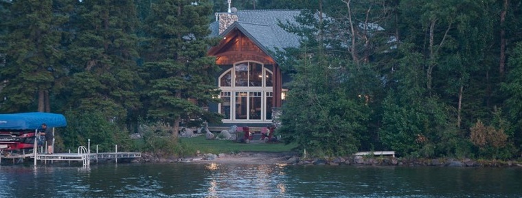 Fassade eines Hauses am See