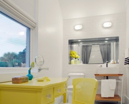 Gelbe Frisierkommode unter dem Fenster im Badezimmer