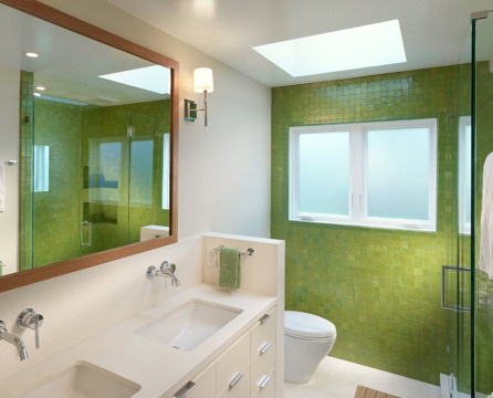 Grüne geflieste Wand im Badezimmer