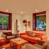 Orangefarbene Möbel im Innenraum