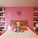 weiße Tagesdecke in einem rosa Raum