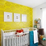 Helle Wand mit einem Muster im Kinderzimmer