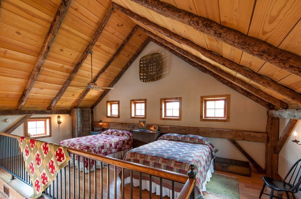 Zwei Betten im Dachgeschoss