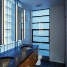 Glasblöcke auf dem Badezimmerfoto