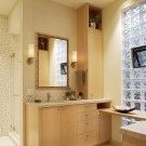 Blok kaca di pedalaman bilik mandi dalam foto