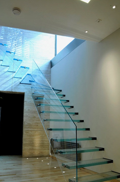 Foto einer ungewöhnlichen Treppe aus Glas