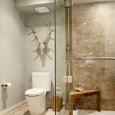 Interior bilik mandi dengan gambar tandas