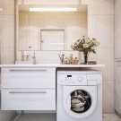 Badezimmer mit Waschmaschine Foto
