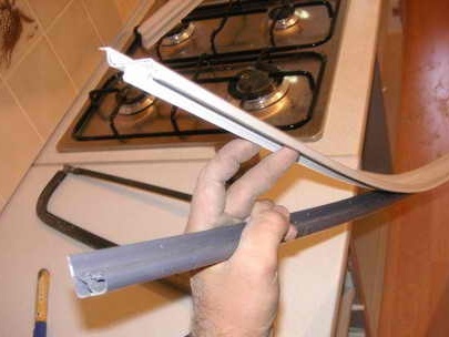 Memasang papan skirting dapur