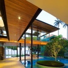 Rumah gaya-bungalow ultra-moden dengan kolam renang