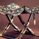Stuhl im ägyptischen Stil