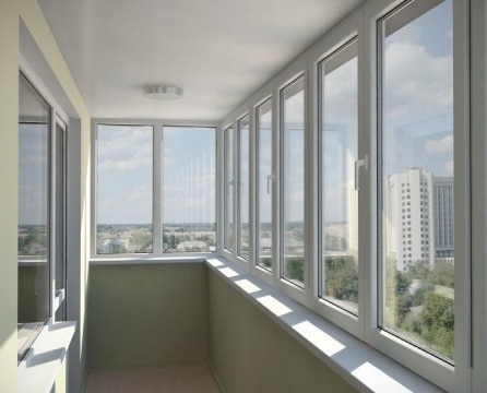 Pilihan kaca untuk loggias dan balkoni